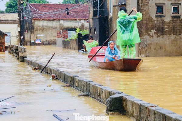 Nước dâng ngang người, người dân vùng ven Hà Nội dùng thuyền đi lại