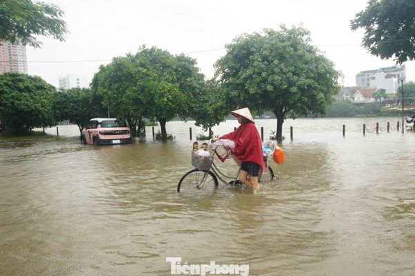 Nước hồ điều hòa Hà Nội tràn đường