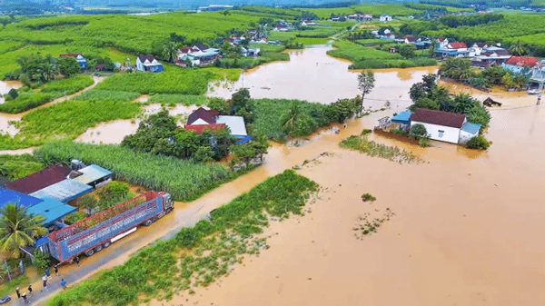Nước lũ bủa vây, người dân tất tả di dời tài sản