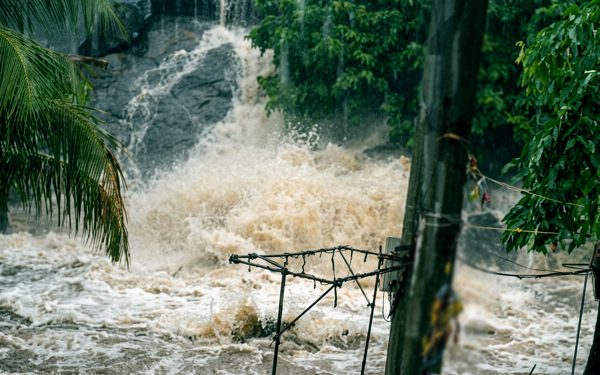 Nước lũ cuồn cuộn như thác đổ về khu dân cư ở Cù Lao Chàm