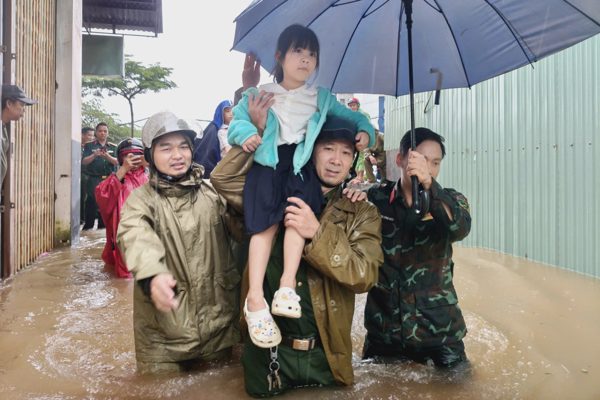 Nước lũ dâng cao tràn vào khu dân cư ở Gia Lai, có nơi ngập sâu 1,2m