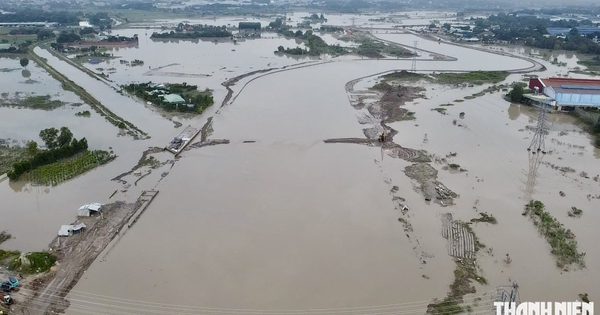 Nước lũ dồn về trong đêm, nhiều khu vực ở TP.HCM ngập nặng
