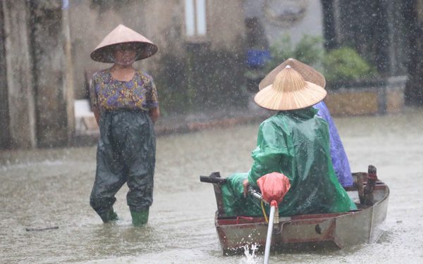 Nước lũ lên cao, 28 hộ dân ngoại thành Hà Nội phải sơ tán