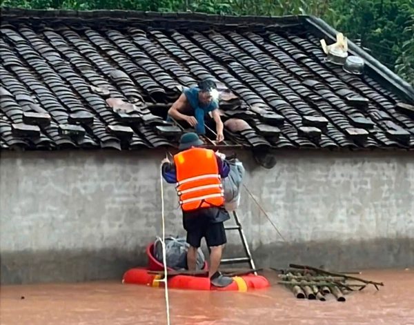 Nước lũ lên cuồn cuộn, người dân Lạng Sơn leo mái nhà nhận đồ tiếp tế