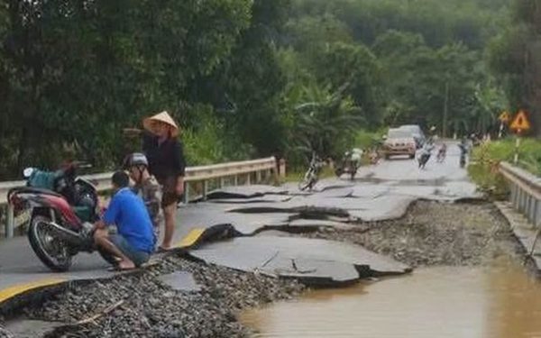 Nước lũ rút, mặt đường quốc lộ hiện ra như 'bánh đa vỡ'