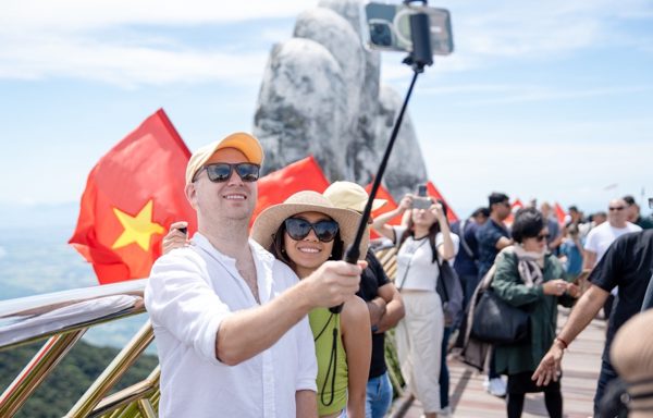 Nước nào có lượng người đến Việt Nam đông nhất thời gian qua?