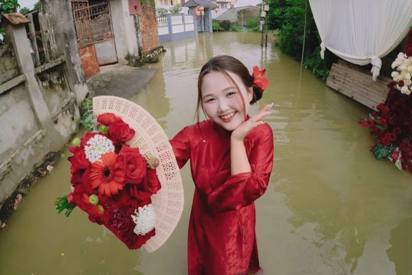 Nước ngập 4 ngày chưa rút, cô dâu xinh đẹp ở Hà Nội chụp bộ ảnh để đời