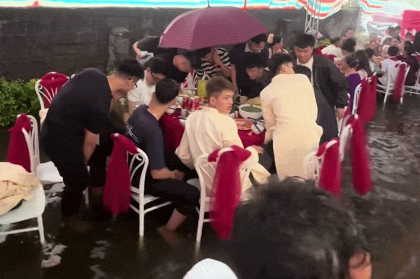 Nước ngập bắp chân, khách xắn quần ăn cỗ đám hỏi ở Hà Tĩnh