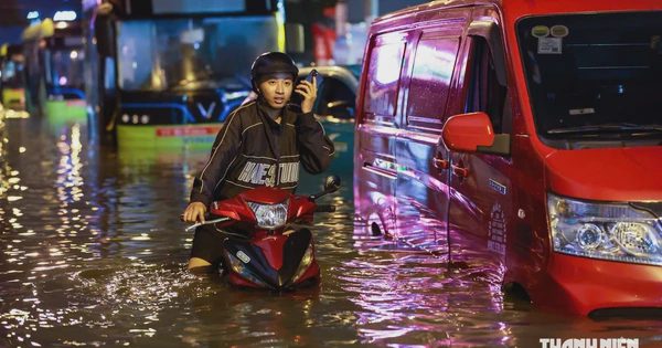 Nước ngập đến đâu thì xe máy, ô tô không nên cố đi tiếp? CSGT hướng dẫn