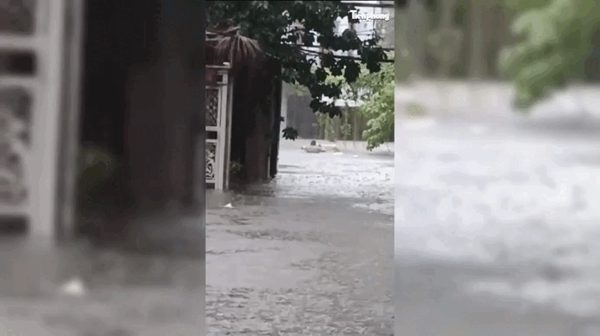 Nước ngập gần 2m, khối trưởng ngâm mình khơi cống giữa dòng nước xiết