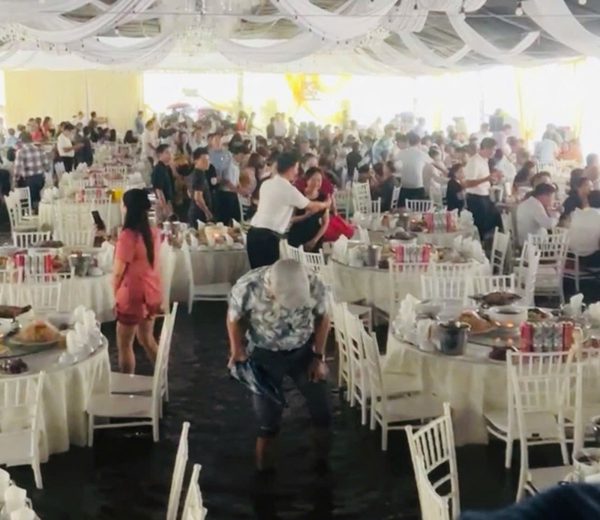 Nước ngập nửa mét, gần 800 khách vẫn đội mưa dự đám cưới ở Hà Tĩnh
