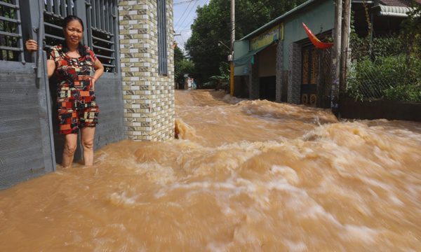 Nước như thác tràn vào khu dân cư ở Biên Hòa