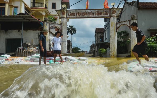 Nước sông Bùi tràn về như thác, xóm Đồng Dâu của Hà Nội bốn bề mênh mông