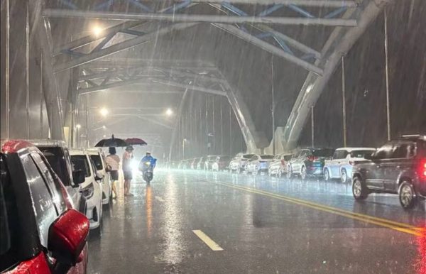 Nước sông Cầu vượt báo động 2, người dân đưa ô tô lên cầu tránh ngập trong đêm
