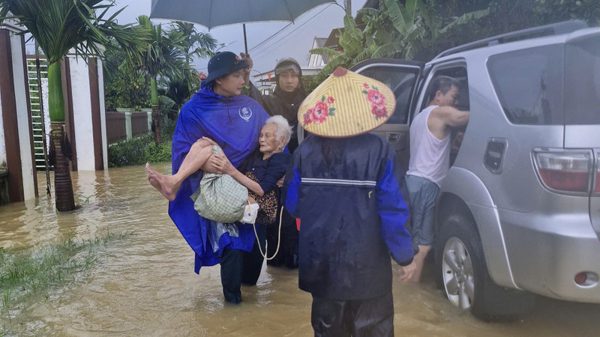 Nước sông Con dâng cao, hàng chục hộ dân ở Nghệ An phải di dời