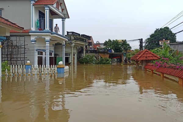 Nước sông dâng cao, hơn 3.000 hộ dân Ninh Bình 'chơi vơi' giữa dòng lũ