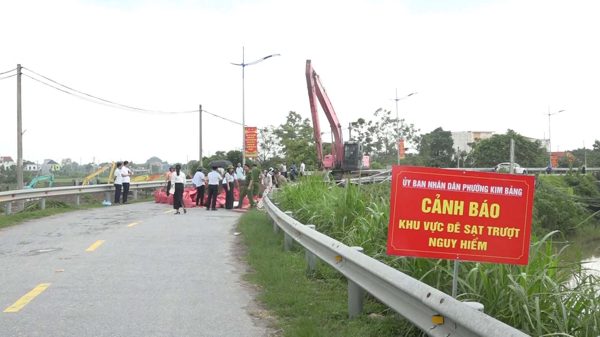 Nước sông Đáy vượt báo động 2, đê Ninh Bình xuất hiện điểm sạt trượt dài 18m