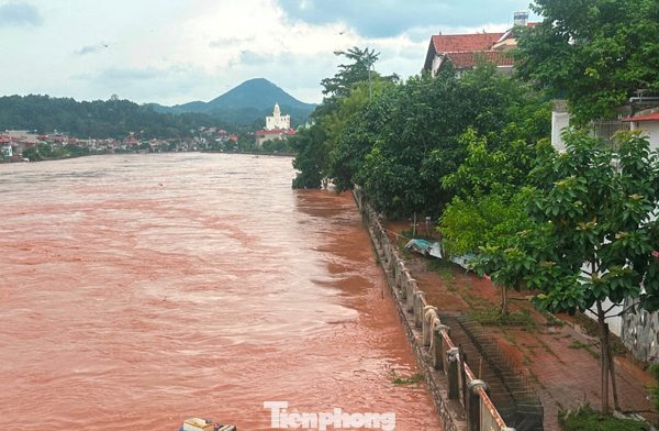 Nước sông Kỳ Cùng rút sâu