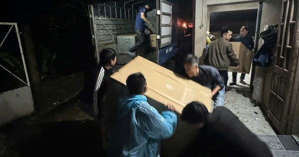 Nước sông Sê Pôn dâng cao, di dời ngay trong đêm hàng trăm người ở Lao Bảo