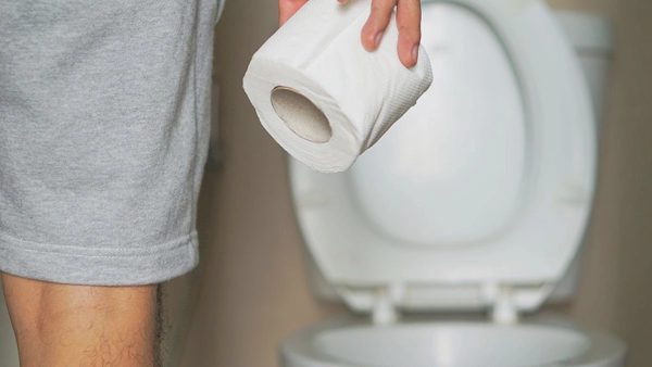 Nước tiểu vàng đậm, mùi nồng vào buổi sáng có bất thường?