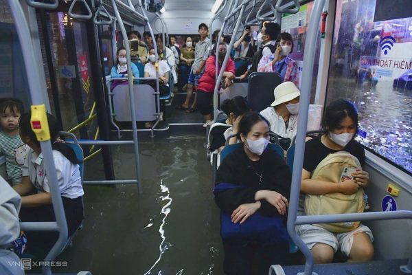 Nước tràn vào xe buýt, hàng quán sau mưa lớn ở TP HCM