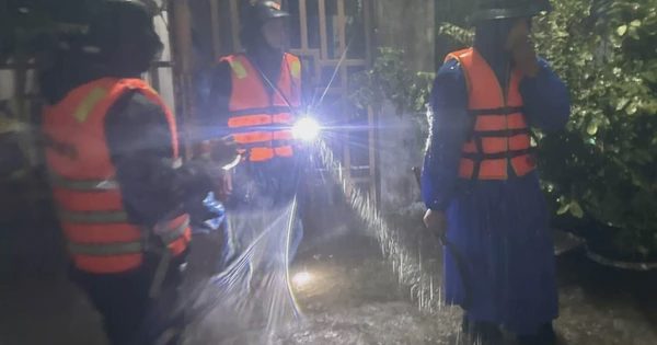 Nước từ khắp nơi đổ về trong đêm, bủa vây nhiều khu dân cư ở Đà Nẵng