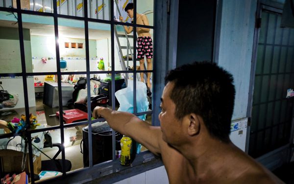 Nước từ rạch bất ngờ ùa vào, nửa đêm hàng trăm nhà dân phường Thủ Đức ngập sâu