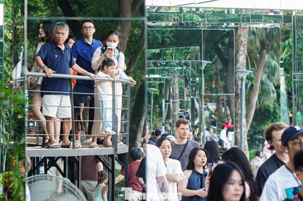 Nườm nượp khách đến Hồ Hoàn Kiếm trải nghiệm cầu dải lụa, khung gương ngày đầu mở cửa