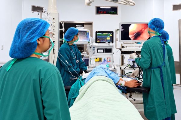 Nuốt phải dao lam khi ăn mì tôm buổi sáng