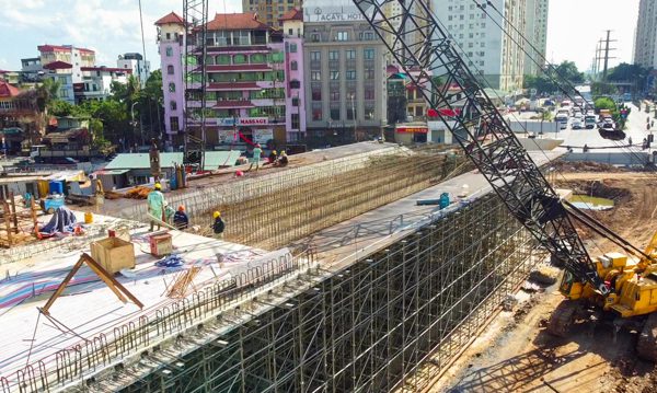 Nút giao 786 tỷ đồng ở Hà Nội đúc phiến dầm đầu tiên sau nhiều năm đình trệ