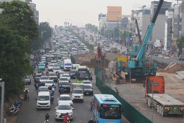 Nút giao Cổ Linh ở Hà Nội ùn tắc triền miên