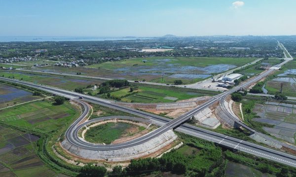 Nút giao 'loa kèn' nối Khu kinh tế Dung Quất với cao tốc thông xe