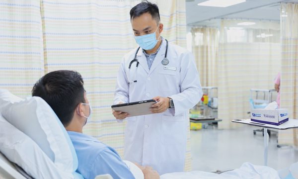 Nút mạch ngăn chảy máu trong phổi người đàn ông