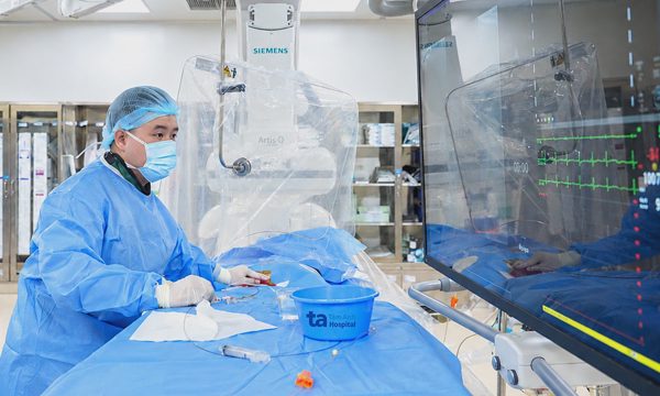 Nút mạch ngăn máu chảy trong gan cô gái