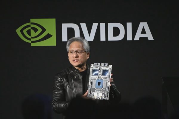 Nvidia của tỷ phú Jensen Huang áp sát vốn hóa kỷ lục 6.000 tỷ USD