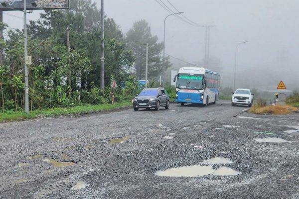 "Ổ gà” ngập nước trên đường đèo Bảo Lộc, tiềm ẩn nguy cơ tai nạn
