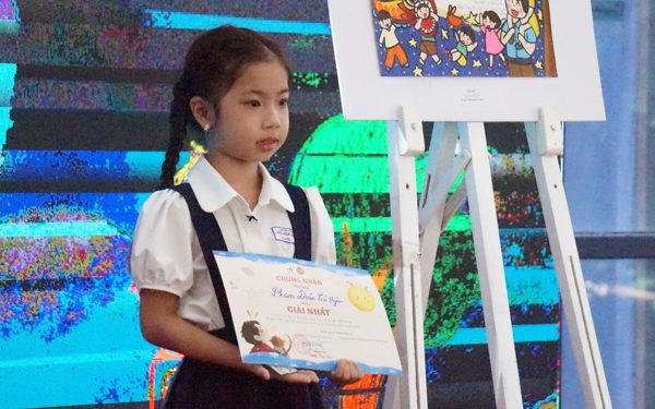 Ở nơi Trung thu thường thiếu trăng, bé gái giành giải nhất ‘Kể chuyện dưới trăng’