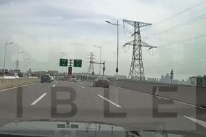 Ô tô bất ngờ đâm đúng đảo giao thông giữa cao tốc, đầu xe nát bét