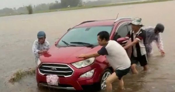 Ô tô bị lũ cuốn trôi khi băng qua vùng ngập nước ở Đà Nẵng