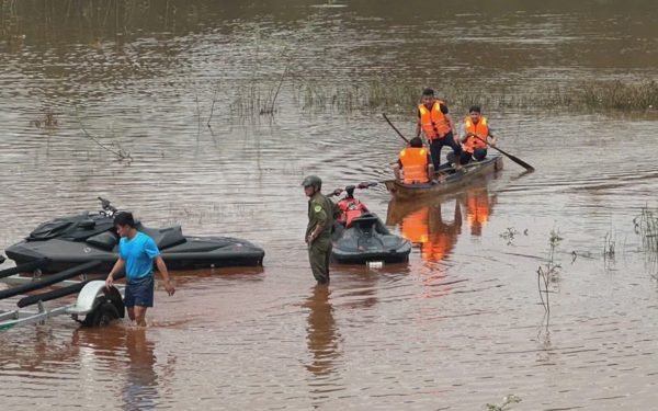Ô tô bị nước cuốn xuống hồ ở Đồng Nai, xuyên đêm tìm người nghi mất tích