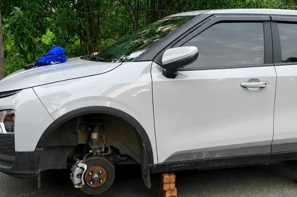 Ô tô bị 'vặt bánh' lúc nửa đêm, chủ xe có được bảo hiểm chi trả?