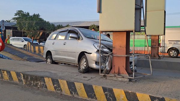 Ô tô chở 6 người mất lái đâm trạm thu phí cao tốc TPHCM - Trung Lương