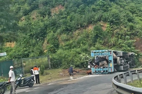 Ô tô chở máy múc lật đè đôi vợ chồng tử vong, 3 người bị thương