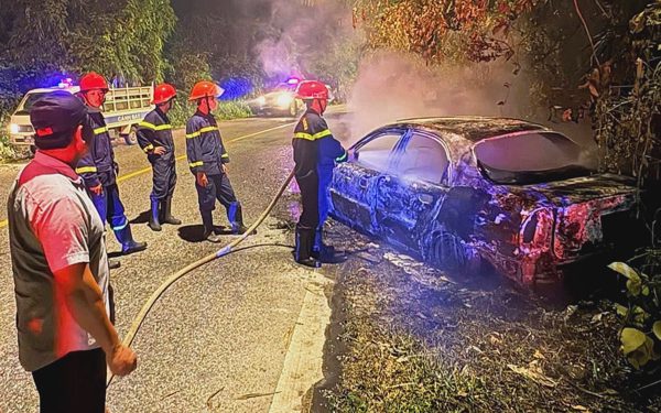 Ô tô con chở 4 người bốc cháy trơ khung trên đèo Bảo Lộc