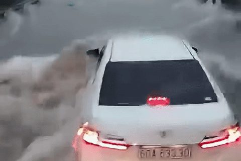 Ô tô con 'rẽ sóng' giữa dòng nước chảy xiết: Chuyên gia chỉ ra điểm chí mạng