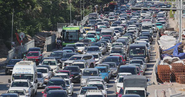 Ô tô dàn hàng 5 trên đường, người dân chật vật trở lại Hà Nội chiều 2/9