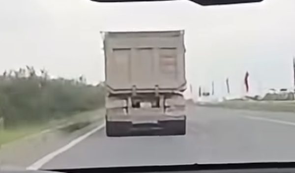 Ô tô đầu kéo bám làn trái suốt 3km, không chịu nhường đường xe ưu tiên