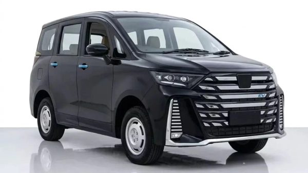 Ô tô điện 'nhái' Toyota Alphard, giá dưới 300 triệu đồng