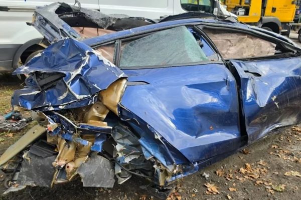 Ô tô điện nổ lốp ở tốc độ gần 290 km/h, xe văng khỏi đường cao tốc