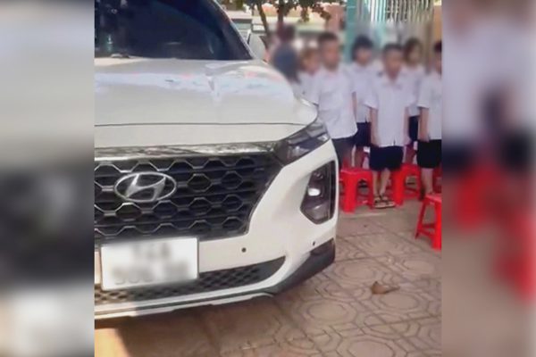Ô tô đỗ cạnh học sinh đang chào cờ là của phó hiệu trưởng